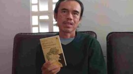 Udo Z Karzi memegang buku cerpen Minan Lela Sebambangan | Foto: Ist.