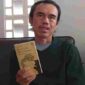 Udo Z Karzi memegang buku cerpen Minan Lela Sebambangan | Foto: Ist.