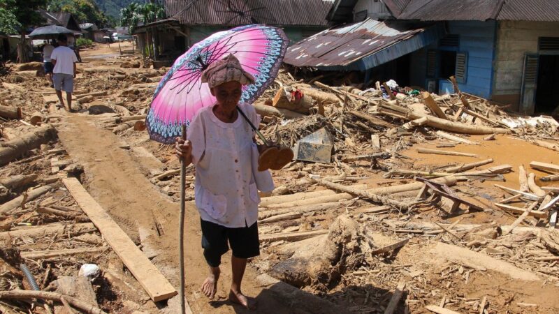 Pasca banjir, warga masih tertatih-tatih untuk bangkit. Beberapa di antaranya kehilangan rumah dan keluarga.