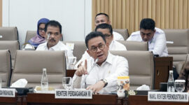 Mendag menyatakan, Kementerian Perdagangan memperkuat pengaturan tata niaga gula nasional yang mencakup pengendalian impor, penertiban distribusi, serta pengetatan impor etanol berbahan baku molase untuk menjaga stabilitas pasokan dan harga di dalam negeri. Kebijakan ini dilakukan untuk memastikan tata kelola komoditas gula berjalan lebih tertib dan tepat sasaran, baik untuk kebutuhan konsumsi masyarakat maupun industri.
