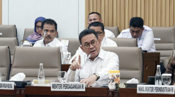 Mendag menyatakan, Kementerian Perdagangan memperkuat pengaturan tata niaga gula nasional yang mencakup pengendalian impor, penertiban distribusi, serta pengetatan impor etanol berbahan baku molase untuk menjaga stabilitas pasokan dan harga di dalam negeri. Kebijakan ini dilakukan untuk memastikan tata kelola komoditas gula berjalan lebih tertib dan tepat sasaran, baik untuk kebutuhan konsumsi masyarakat maupun industri.
