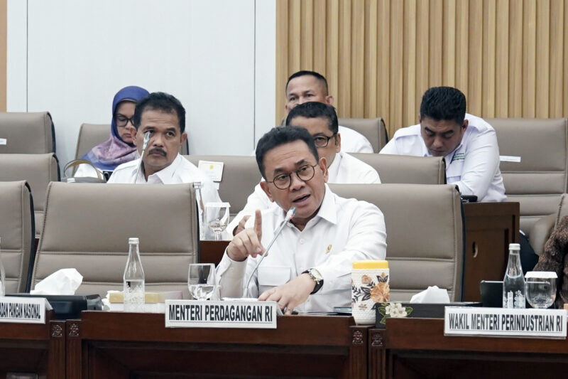 Mendag menyatakan, Kementerian Perdagangan memperkuat pengaturan tata niaga gula nasional yang mencakup pengendalian impor, penertiban distribusi, serta pengetatan impor etanol berbahan baku molase untuk menjaga stabilitas pasokan dan harga di dalam negeri. Kebijakan ini dilakukan untuk memastikan tata kelola komoditas gula berjalan lebih tertib dan tepat sasaran, baik untuk kebutuhan konsumsi masyarakat maupun industri.