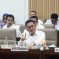 Mendag menyatakan, Kementerian Perdagangan memperkuat pengaturan tata niaga gula nasional yang mencakup pengendalian impor, penertiban distribusi, serta pengetatan impor etanol berbahan baku molase untuk menjaga stabilitas pasokan dan harga di dalam negeri. Kebijakan ini dilakukan untuk memastikan tata kelola komoditas gula berjalan lebih tertib dan tepat sasaran, baik untuk kebutuhan konsumsi masyarakat maupun industri.