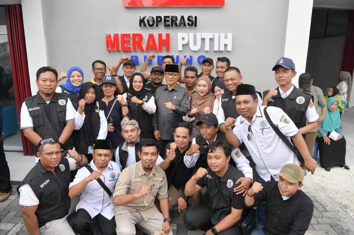 Yandri saat meninjau Koperasi Desa (Kopdes) Merah Putih Bubung, Kecamatan Luwuk Selatan, Kabupaten Banggai, Sulawesi Tengah,