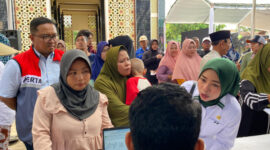 Anggota Komisi XII DPR RI Dapil Jatim IX Ratna Juwita Sari didampingi Area Manager Comm, Rel. & CSR  Pertamina Patra Niaga Jatimbalinus, Ahad Rahedi meninjau langsung pasar murah.