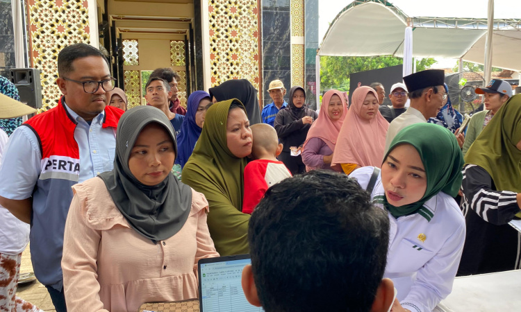 Anggota Komisi XII DPR RI Dapil Jatim IX Ratna Juwita Sari didampingi Area Manager Comm, Rel. & CSR  Pertamina Patra Niaga Jatimbalinus, Ahad Rahedi meninjau langsung pasar murah.