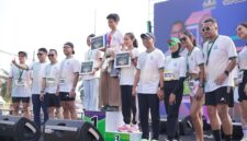 Gubernur Lampung, Ketua DPRD, Ketua Umum BPP HIPMI, Ketua TP-PKK Lampung, dan Ketua Umum BPD HIPMI Lampung, Gilang Ramadhan ketika memberikan hadiah pada para juara Marathon 2026.