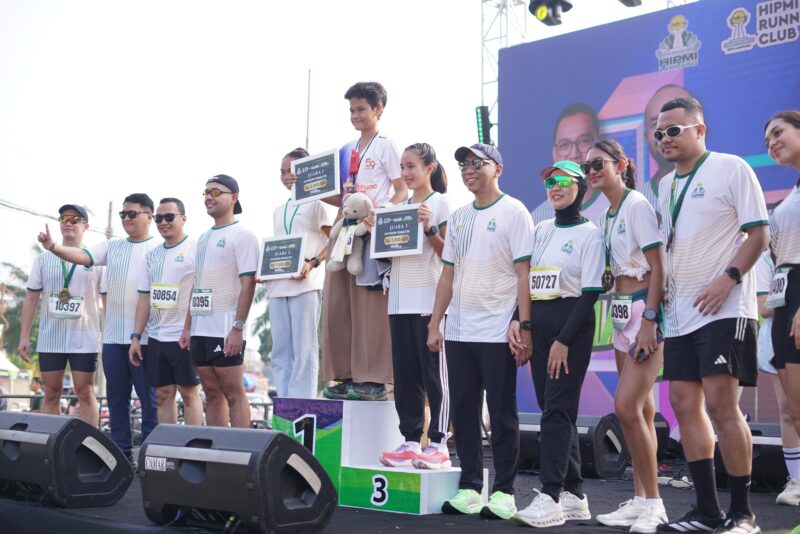 Gubernur Lampung, Ketua DPRD, Ketua Umum BPP HIPMI, Ketua TP-PKK Lampung, dan Ketua Umum BPD HIPMI Lampung, Gilang Ramadhan ketika memberikan hadiah pada para juara Marathon 2026.
